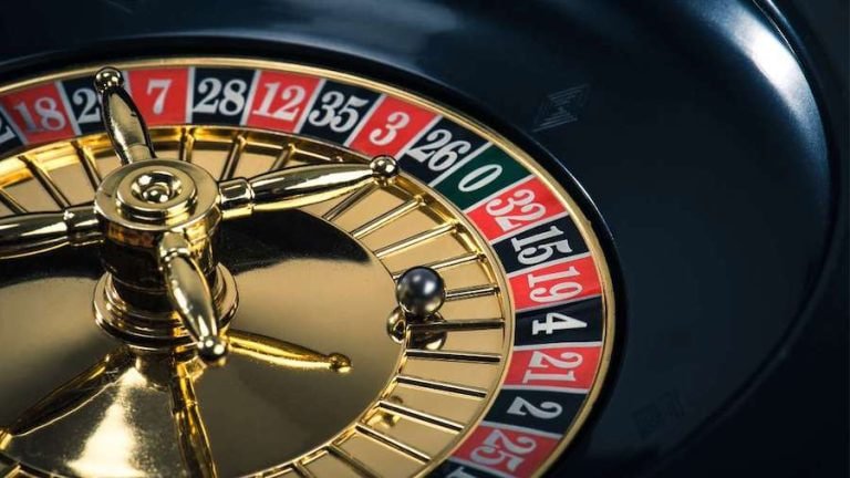 Pengguna memeriksa saldo dompet digital